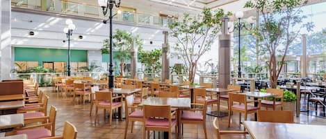 4 ristoranti, aperti a colazione, a pranzo e a cena, cucina giapponese