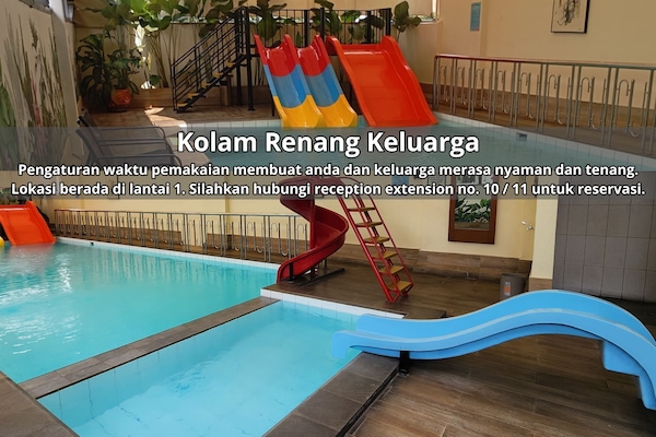 Una piscina cubierta