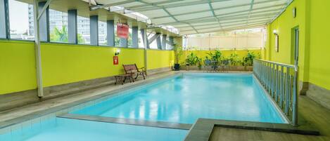 Kolam renang indoor