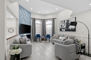 Living area - Castle in Bowman*Close to Port Darlington*Whole House*Arcade*King Bed*Backyard* (Bowmanville)