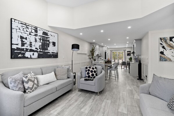 Living area - Castle in Bowman*Close to Port Darlington*Whole House*Arcade*King Bed*Backyard* (Bowmanville)