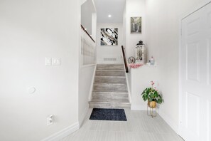 Interior - Castle in Bowman*Close to Port Darlington*Whole House*Arcade*King Bed*Backyard* (Bowmanville)