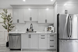 Private kitchen - Castle in Bowman*Close to Port Darlington*Whole House*Arcade*King Bed*Backyard* (Bowmanville)