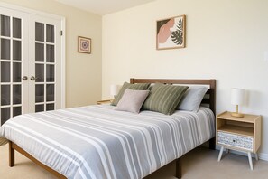 3 bedrooms, iron/ironing board, WiFi, bed sheets - Quiet Getaway with pool and full of amenity backyard! (Dover)