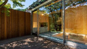 Habitación superior con 2 camas individuales, varias habitaciones, vista al jardín | Baño | Pantuflas