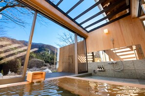 和室二間”そらの湯”半露天風呂付 | バスルーム | スリッパ