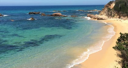 Central Tilba Overnight Retreat — King Bed, Ensuite, Pet-Friendly