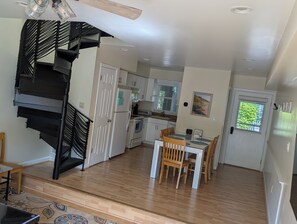 Interior - "Dune Blossom" Townhouse w/ pool - 3 blocks to beach - linens/pillows included (Rehoboth Beach)