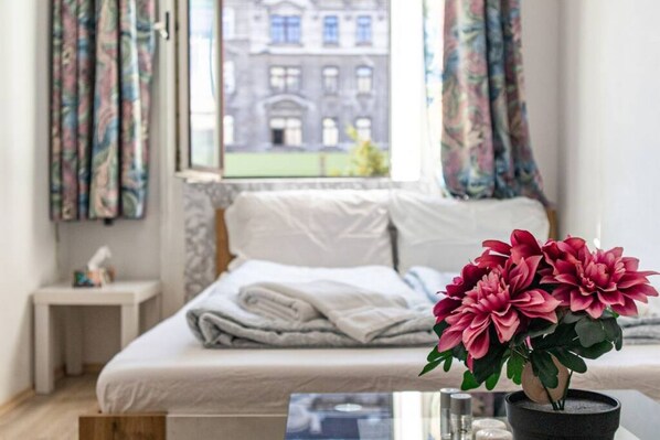 3 bedrooms, iron/ironing board, free WiFi, bed sheets - Convenient 3BR Apt. near Danube & Millenium Tower (Vienna)