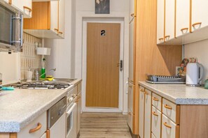 Fridge, microwave, oven, stovetop - Convenient 3BR Apt. near Danube & Millenium Tower (Vienna)