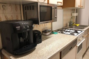 冰箱、微波炉、烤箱、炉灶