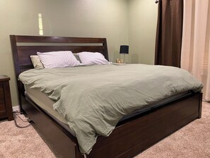 2 bedrooms, WiFi, bed sheets - Charming townhome. 3-bdrm, 2.5 bath with pool. 10 minutes to Kyle Field. (College Station)