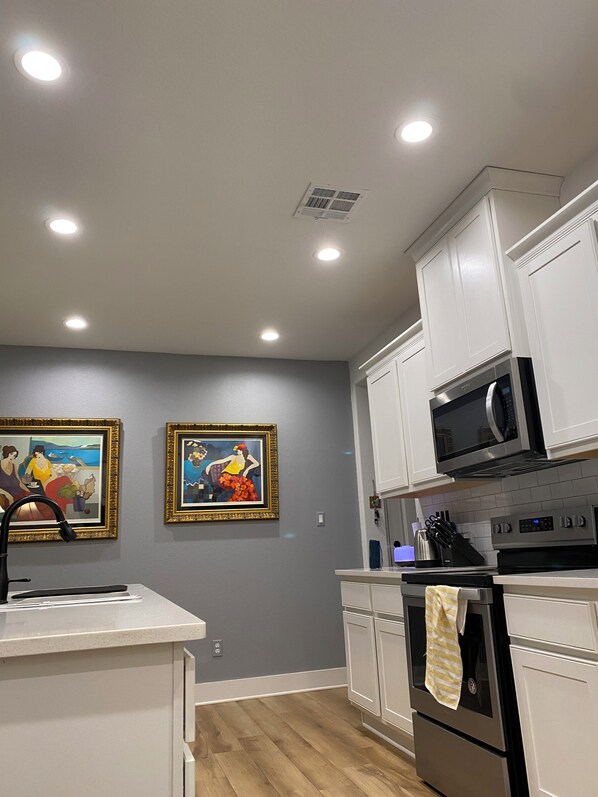 Fridge, microwave, oven, stovetop - Charming townhome. 3-bdrm, 2.5 bath with pool. 10 minutes to Kyle Field. (College Station)