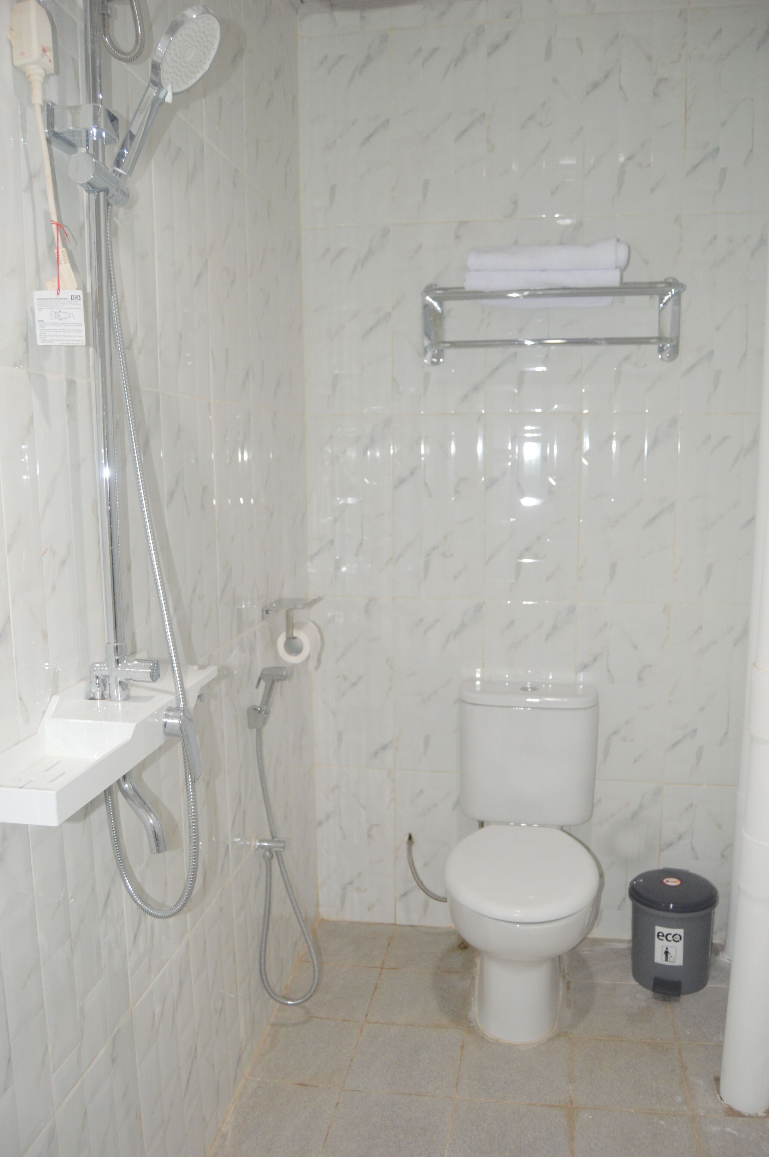 Shower, perlengkapan mandi gratis, handuk, dan sabun