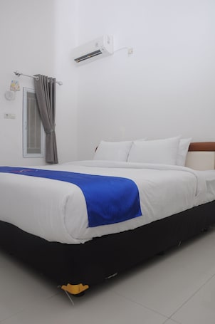 Superior Double Room | Desk, laptop workspace, free WiFi. Desiring Homestay Banjarmasin