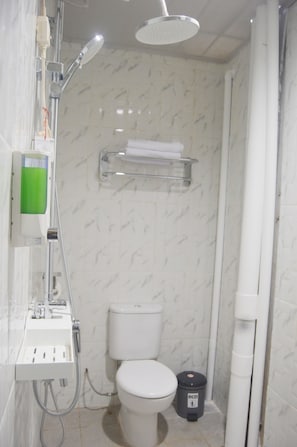 Shower, free toiletries, towels, soap - Desiring Homestay Banjarmasin (Banjarmasin)