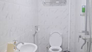 Shower, perlengkapan mandi gratis, handuk, dan sabun