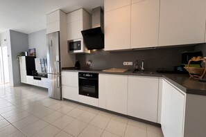 Réfrigérateur, four à micro-ondes, un four, surface de cuisson