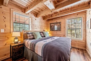 2 bedrooms, iron/ironing board, travel cot, free WiFi - Christmas Tree is Up! King Beds, Arcade Games, Shuffleboard, Hot Tub & Cornhole! (Sevierville)