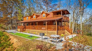 Exterior - Christmas Tree is Up! King Beds, Arcade Games, Shuffleboard, Hot Tub & Cornhole! (Sevierville)