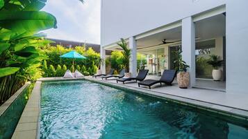 2 albercas al aire libre