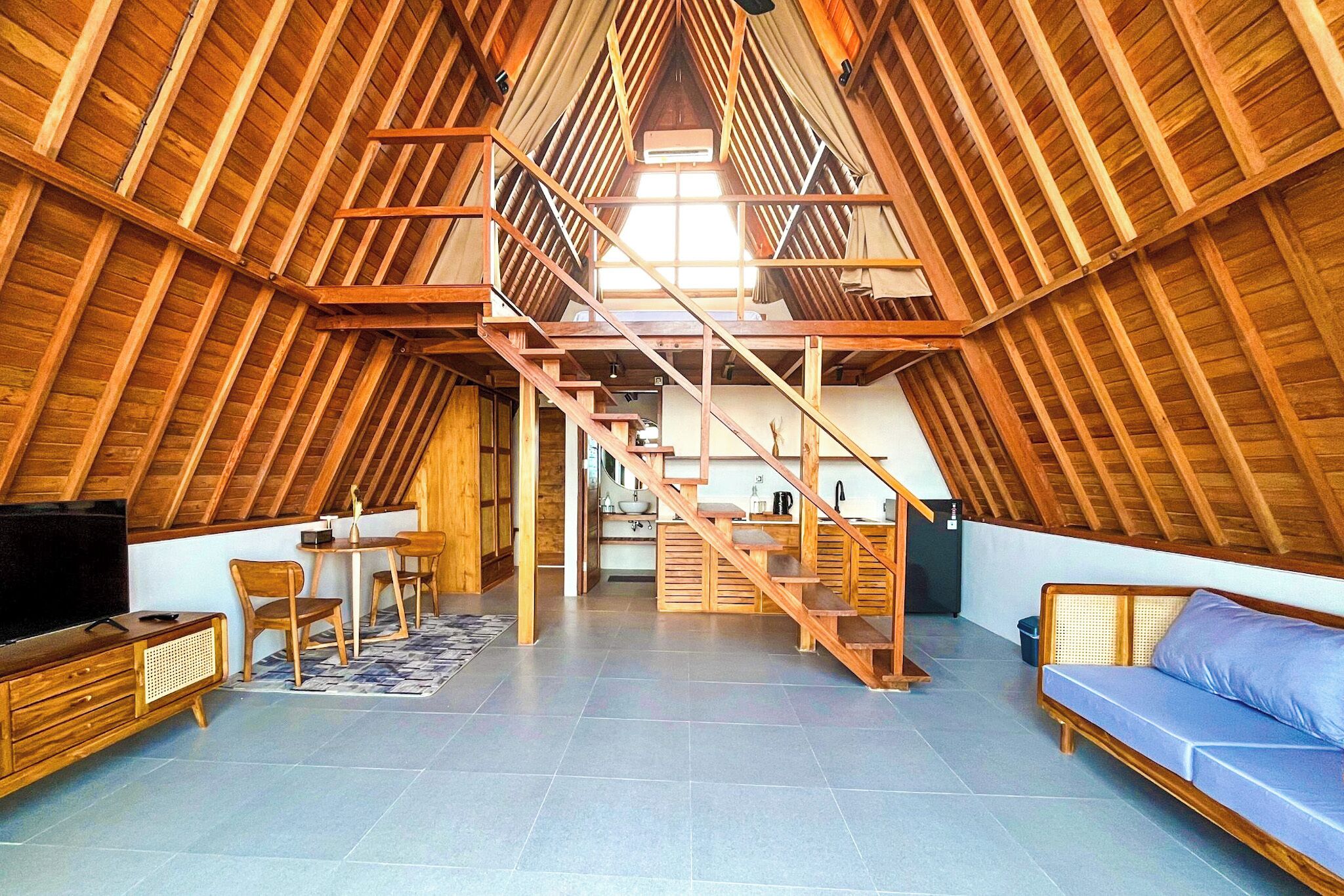 Rooftop Suite | Zona de estar | Smart TV de 43 pulgadas con canales digitales