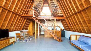 Rooftop Suite | Zona de estar | Smart TV de 43 pulgadas con canales digitales