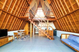 Rooftop Suite | Zona de estar | Smart TV de 43 pulgadas con canales digitales