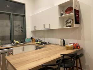 Frigorifero, microonde, forno, piano cottura