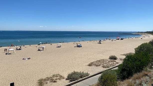 A wide sandy beach with a clear blue sky and calm sea. - 2 bed apartment for up to 6 people in awesome beachside Hampton (Hampton)