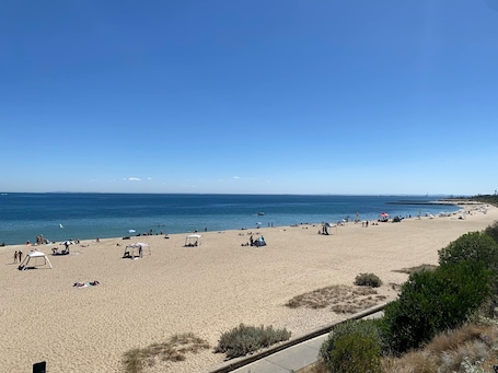 On the beach. 2 bed apartment for up to 6 people in awesome beachside Hampton