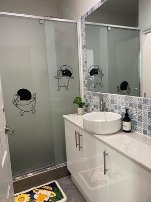 Shower, eco-friendly toiletries, hair dryer, towels - 2 bed apartment for up to 6 people in awesome beachside Hampton (Hampton)