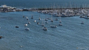 A marina with numerous boats docked, a pier, and a distant ship on the horizon. - 2 bed apartment for up to 6 people in awesome beachside Hampton (Hampton)