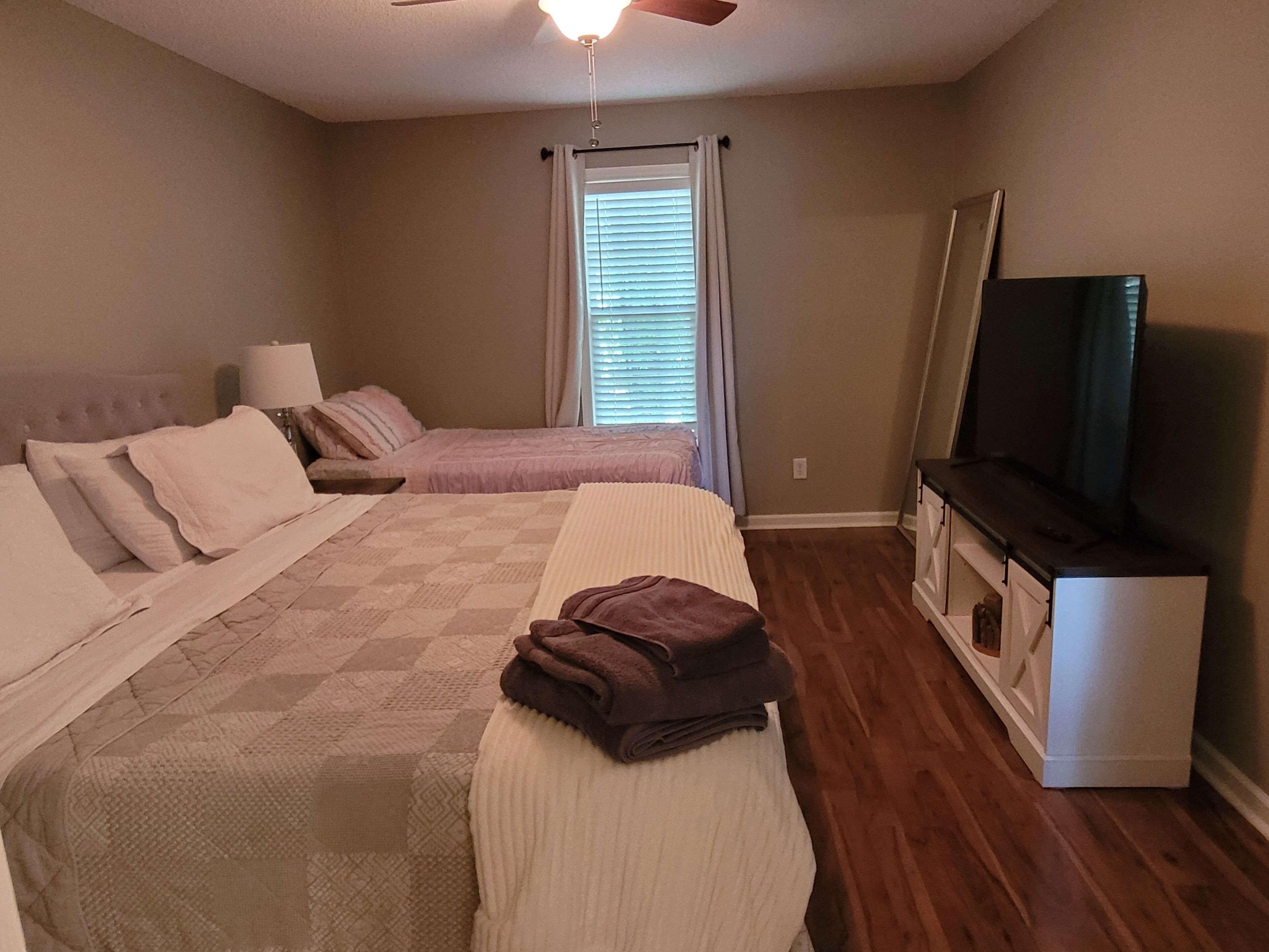 3 室のベッドルーム、アイロン / アイロン台、WiFi、ベッドシーツ