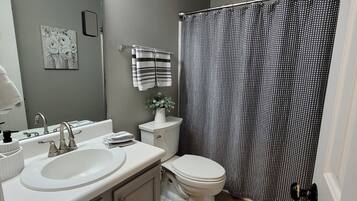 SĂšche-cheveux, serviettes fournies, papier toilette