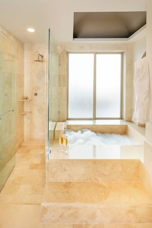 Douche, baignoire Ă jets, sĂšche-cheveux, serviettes fournies