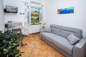 TV, fireplace - Villa Marcella with private pool and sea views (Massa Lubrense)