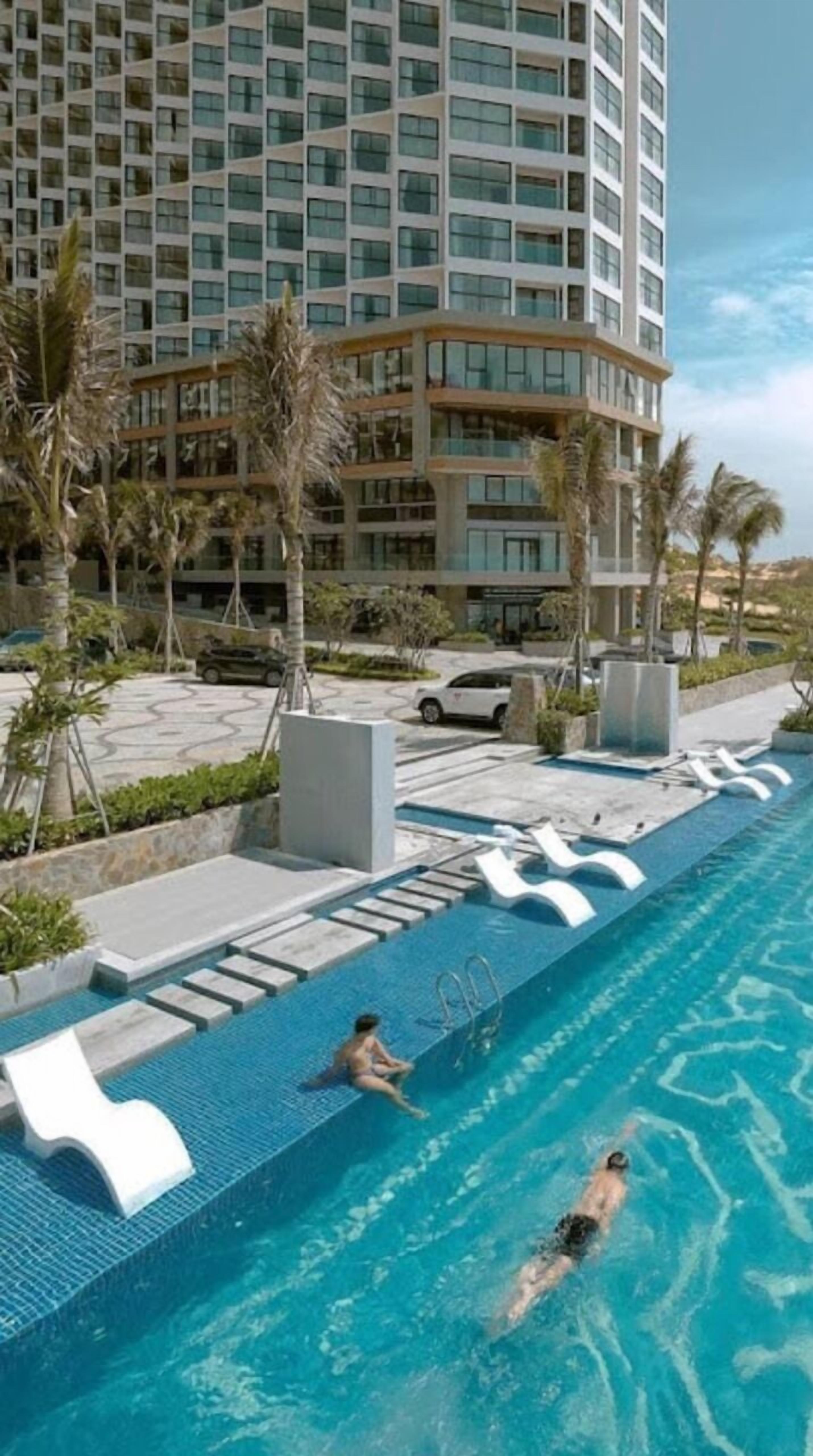 6 utendørsbassenger og solsenger