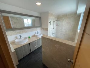 Shower, towels, soap, toilet paper - Oceanfront Luxury Apartment (Santo Domingo)