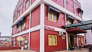 Un edificio rojo con un letrero que dice "NamRoom".