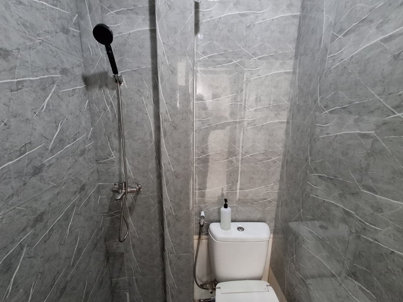 Habitación doble estándar | Baño | Regadera y toallas 