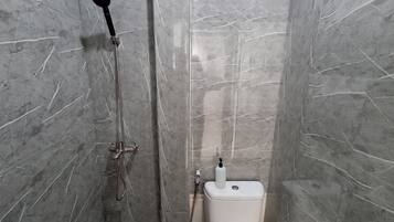 Habitación doble estándar | Baño | Regadera y toallas