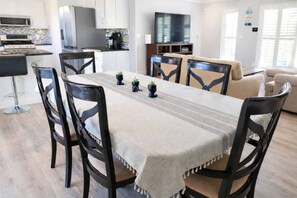 Dining - Palm Paradise hideaway in Jacksonville (Jacksonville)