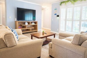 Smart TV, fireplace - Palm Paradise hideaway in Jacksonville (Jacksonville)