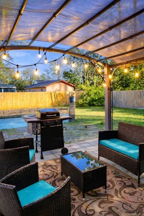 Outdoor dining - Palm Paradise hideaway in Jacksonville (Jacksonville)