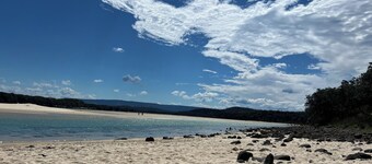 Relaxing coastal getaway w fire pit. A short stroll to the beach and surf.