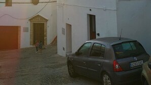 Un bâtiment doté d’un toit plat et d’une petite fenêtre.