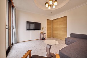 ベーシック ハウス マウンテンビュー | リビング エリア | 薄型テレビ