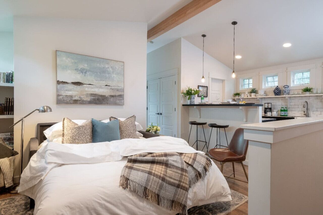 1 dormitorio, escritorio, tabla de planchar con plancha y cuna de viaje