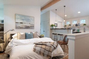 1 slaapkamer, een bureau, een strijkplank/strijkijzer, reisbedje